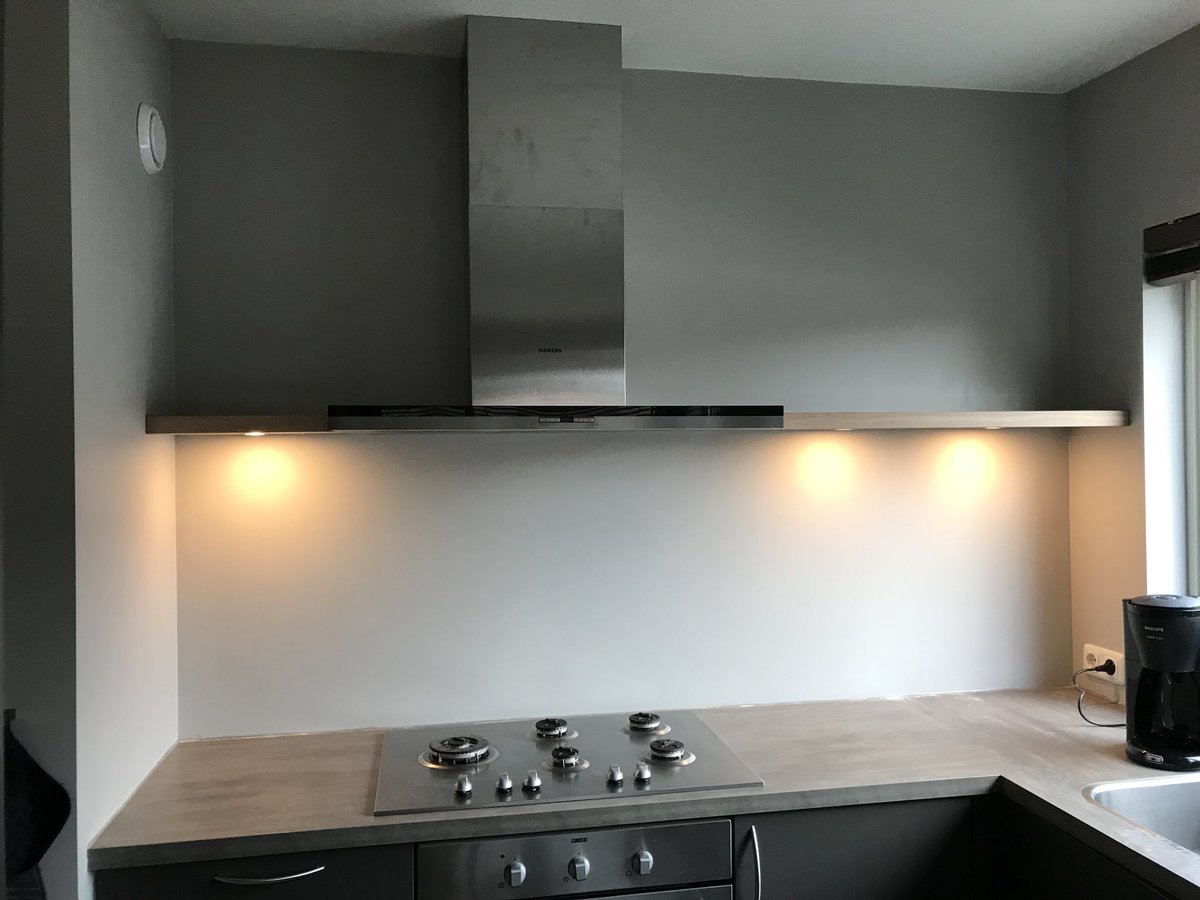 TrifonTrimasta's tweet photo. Maat werk planken met verlichting #keuken #renovatie https://t.co/FiqSnYUchO