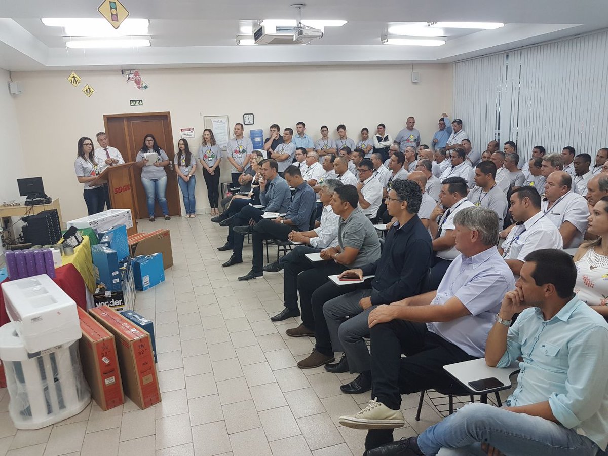 SOGIL_Oficial's tweet photo. Acontece, neste momento, o evento de premiação do #ProgramaZeroAcidente. 🚌💨 #SOGIL #ZeroAcidente #Motoristas https://t.co/Wyz91wWikj
