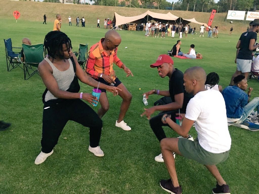 MathamboMhlarhi's tweet photo. @DjComplexion @Mpho_Mashita @chandu_venda @nthabimamabolo_ Dope Jam πΆπΆπΆ by @ShoMadjozi #Huku #NameTheDrive @CapricornFM https://t.co/2TkRFKPAxY