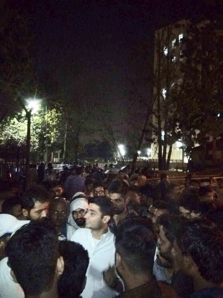 JaiveerShergill's tweet photo. Went to show solidarity with students protesting against #BJP Govt inaction against leaking of paper compromising on future of 2 Crore students-forget giving justice Govt not even allowing placing of mobile toilets for girl students-why so cruel towards our youth ? #SSCExamScam https://t.co/vGa3KyfElu