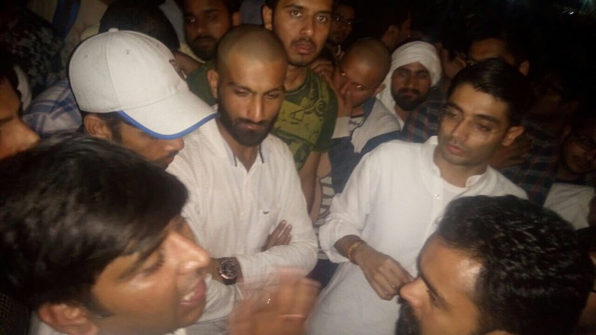 JaiveerShergill's tweet photo. Went to show solidarity with students protesting against #BJP Govt inaction against leaking of paper compromising on future of 2 Crore students-forget giving justice Govt not even allowing placing of mobile toilets for girl students-why so cruel towards our youth ? #SSCExamScam https://t.co/vGa3KyfElu