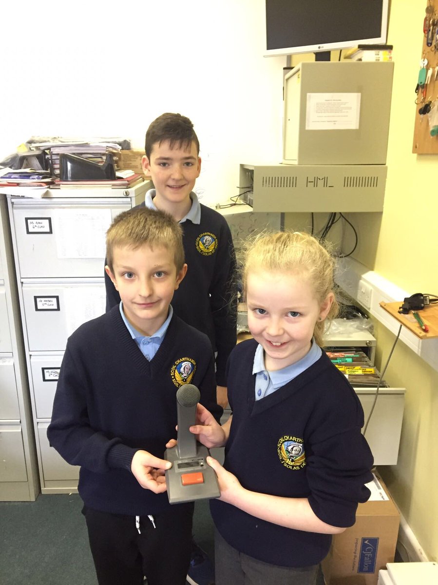 SCNRahan's tweet photo. Bhíomar ar arís inniú le Raidio SCN! Chuidigh Alex le rang Miss O'Dea agus bhí siad ar fheabas! #SnaG18 https://t.co/wIlWV0tf6U