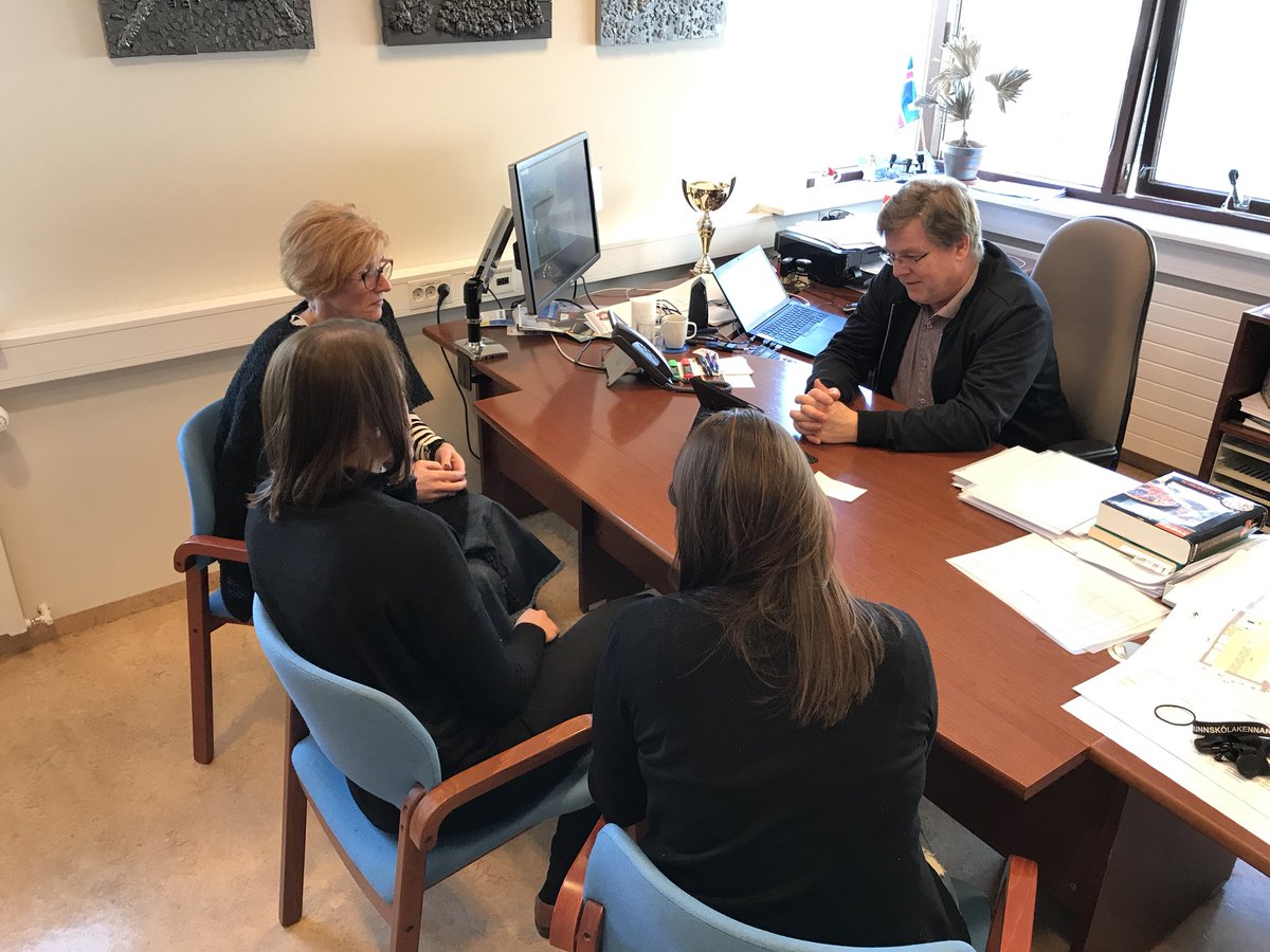 Skypfundur með nýjum nemendum sem eru væntanlegir frá Svíþjóð. Nú eru þeir búnir að sjá og ræða við kennara sína áður en þeir koma til landsins.  #SkolaSogur #menntaspjall #kopavogsskoli #kopmennt