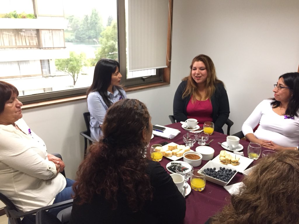 🌹En un desayuno☕️muy especial🌹en el #DiaInternacionalDeLaMujer la DR Loreto Cerda se reunió con dirigentas🧓🏼👩🏻de distintas organizaciones de #Valdiviacl y alrededores para reconocer el compromiso de llevar capacitación a la mujeres de #LosRios