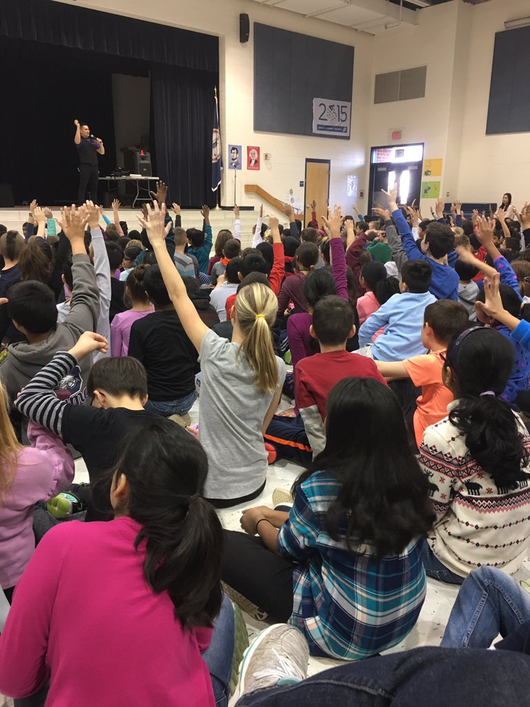 msdavispnb's tweet photo. Students learning to Never give up, Encourage others, and Do our best! Thanks #nedshow @PThiessen_LCPS https://t.co/OkHLuzLc5P