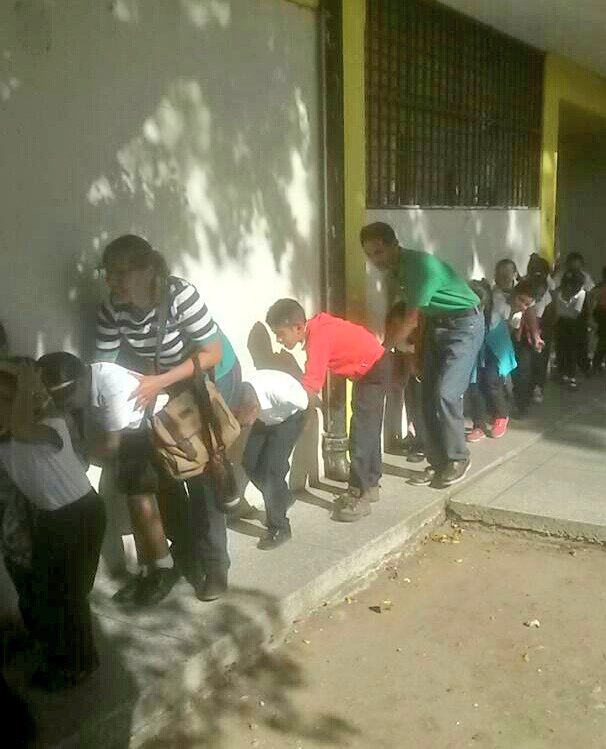 SaludAraguaP's tweet photo. ARAGUA |#9Mar Práctica: simulacro de sismo en la UEE Reina de Vásquez y CEI Luis Beltrán Prieto en el municipio San Casimiro #VeQRProtecciónDelPueblo @NicolasMaduro @TareckPSUV @LuisLopezPSUV @RMarcoTorres @juandavila01 https://t.co/XkGBpmTaZb