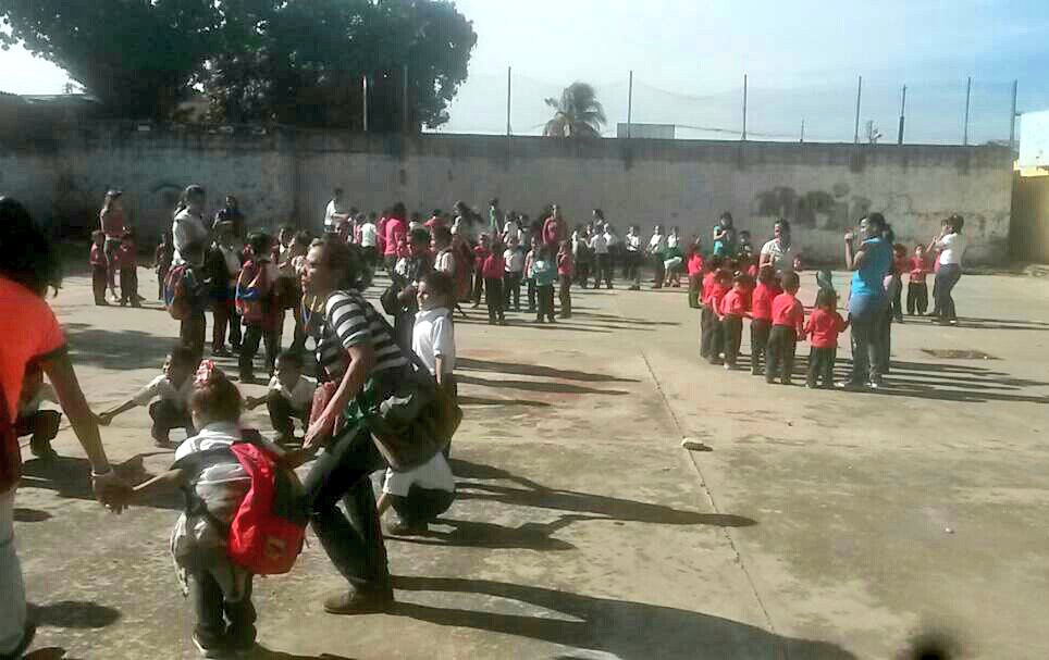 SaludAraguaP's tweet photo. ARAGUA |#9Mar Práctica: simulacro de sismo en la UEE Reina de Vásquez y CEI Luis Beltrán Prieto en el municipio San Casimiro #VeQRProtecciónDelPueblo @NicolasMaduro @TareckPSUV @LuisLopezPSUV @RMarcoTorres @juandavila01 https://t.co/XkGBpmTaZb