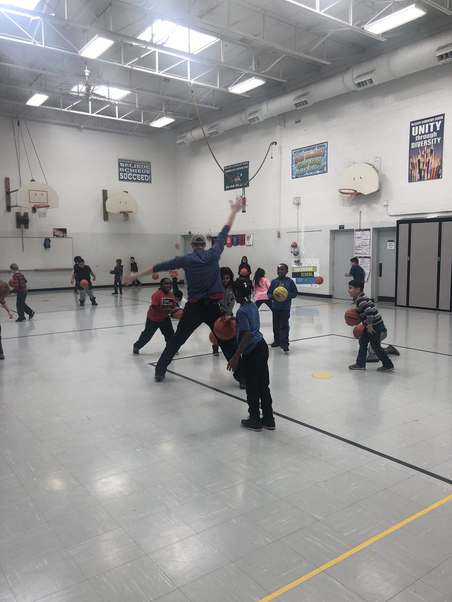 BirnsChristine's tweet photo. These kids #FuelGreatness during #NSBW18! Mccleery Mighty Moving Mustangs @sd129 ended their week of celebrating breakfast by showing off their support for @FUTP60 w/ a #completebreakfast & #basketball! Coach Shaw @WABlackhawkFB even raffled off @ChicagoBears signed 🏈 ! https://t.co/iOYTJhyrt1