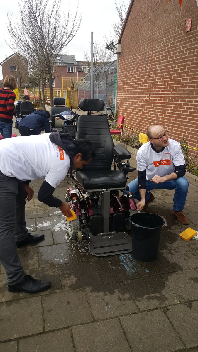 Met <a href="/D66Utrecht/">D66 Utrecht</a> weer aan de slag voor <a href="/NLDOET/">NLdoet</a> bij <a href="/BuurtteamOndiep/">BuurtteamOndiep</a>: scootmobielen schrobben! #toettoet