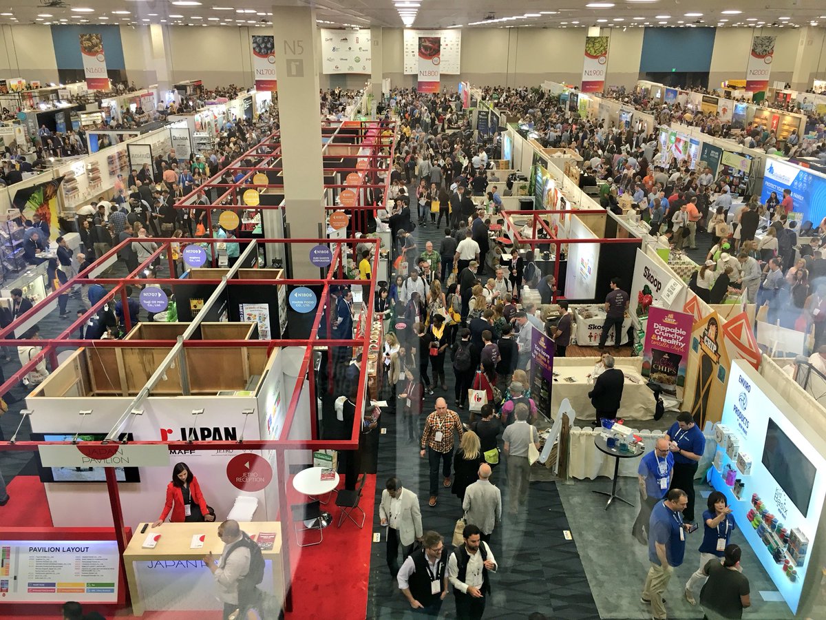 VeganDistr's tweet photo. The new North Hall of @NatProdExpo was huge and packed! #expowest grows bigger and with more #vegan options every year! https://t.co/4KhvyeuwWj