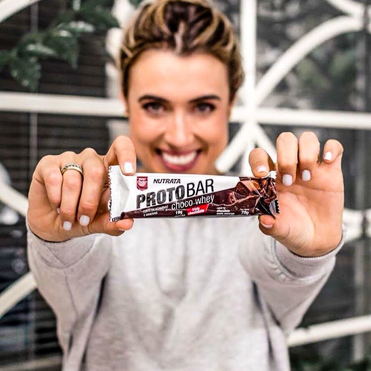 nutrata's tweet photo. PROTOBAR NUTRATA: Opção nutritiva e saborosa para as refeições intermediárias ao longo do dia.

✓ Proteica, Funcional, Mix de vitaminas e minerais.

Disponíveis nos sabores:
🍫Choco Whey e 🥜 Amendo Whey.⠀
#nutrata #protobar #amelhorbarraqueeujacomi #barradepoteína #academia https://t.co/e8akpWjfjf