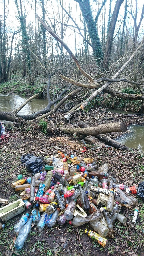 johnoflynnEA's tweet photo. 2/2 #WestHantsFieldTeam recovered 4 bags of plastic bottles ☹️in this blockage on #MonksBrook nr #Swathling @SouthamptonCC. All of it would have gone out to sea. Please dont chuck rubbish in rivers. #plasticfree #plasticfreecoastlines @dailyecho @BBC_Hampshire @wave105radio https://t.co/L9jBeoA2hi