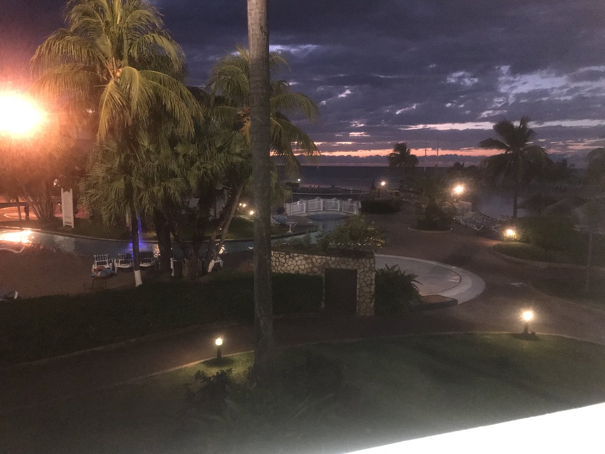 A_Twixy's tweet photo. Last day in paradise 😭 https://t.co/BBctkpaikT