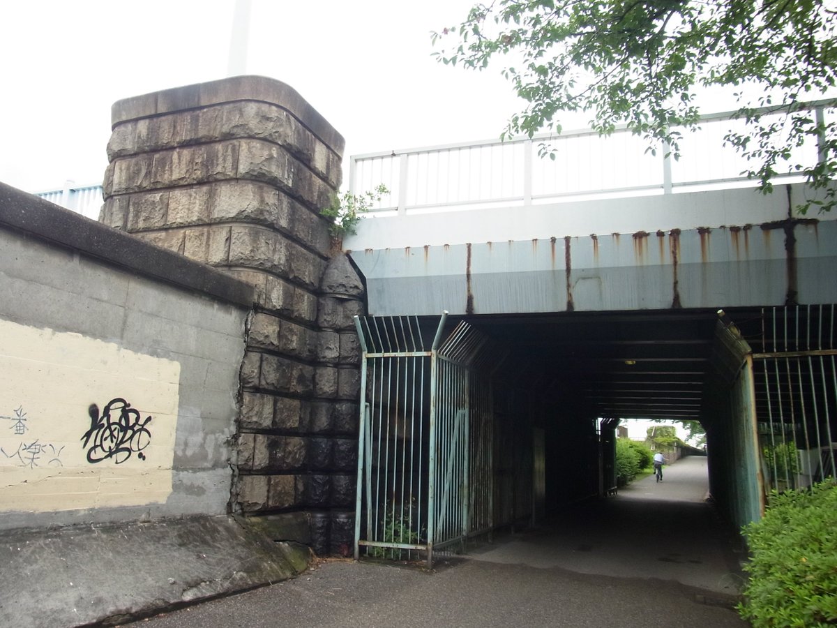 三月十日になりました。七十三年前のこの時間はもう、東京には大量の焼夷弾が降り注いでます。地上は火の海となり、十万人以上が殺されました。東京大空襲です。
言問橋の親柱には、今も焼け死んだ人々の血と脂がこびりついてます。
戦争さえなければ、こんな死に方をせずに済んだ人々の血と脂です。