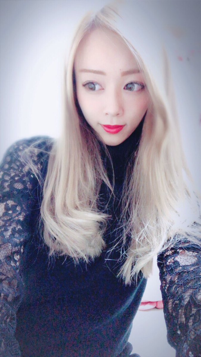 栗本莉奈 こんばんは 昨日は 久しぶりのレッスンだったよ楽しかった 昨日は 柴咲コウさんの浮雲 を練習しました あっ この写真は 去年の11月の めっちゃ金髪やわ ﾟ ﾟ センター分けも懐かしくなってきた 笑