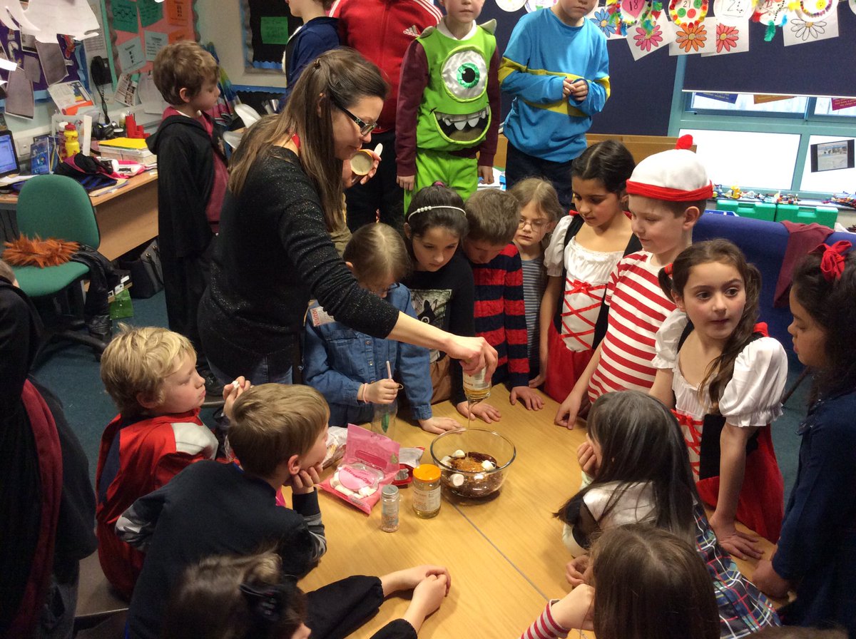 SaundersfootS's tweet photo. Year3R fun science with Mrs Meuhlbauer. All about the lungs, blood, muscles and bones. We even tried the blood!!#scpsscience https://t.co/3uj2q1Rpgm