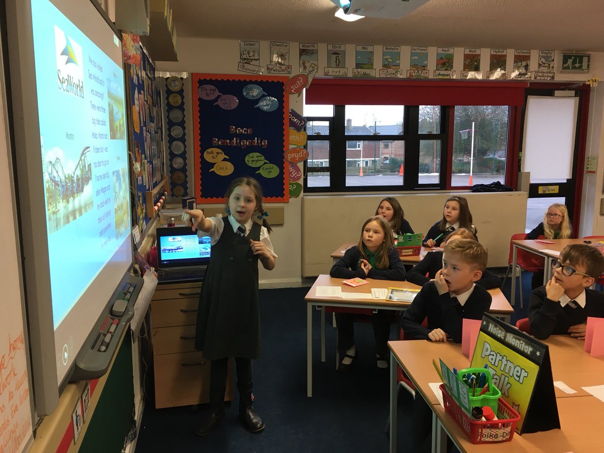 UskPrimary's tweet photo. Dosbarth Beech listening intently to Alice’s presentation (created at home on Hwb) about her holiday to Florida. #MultimediaPresentations #DCF https://t.co/9skhVSG7Fb
