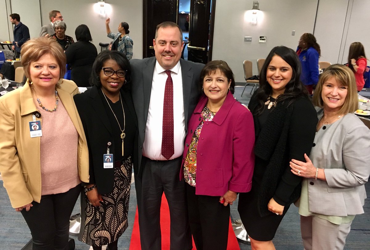whiteconstance1's tweet photo. Aldine ISD Elementary Principal of the Year Scott Dubberke!! Congratulations from Dr. Rod &amp; your Region 1 colleagues. @AldineISD @RaymondAcademy @GrayElemEagles @drlindarodz https://t.co/FLBLerHxZ3