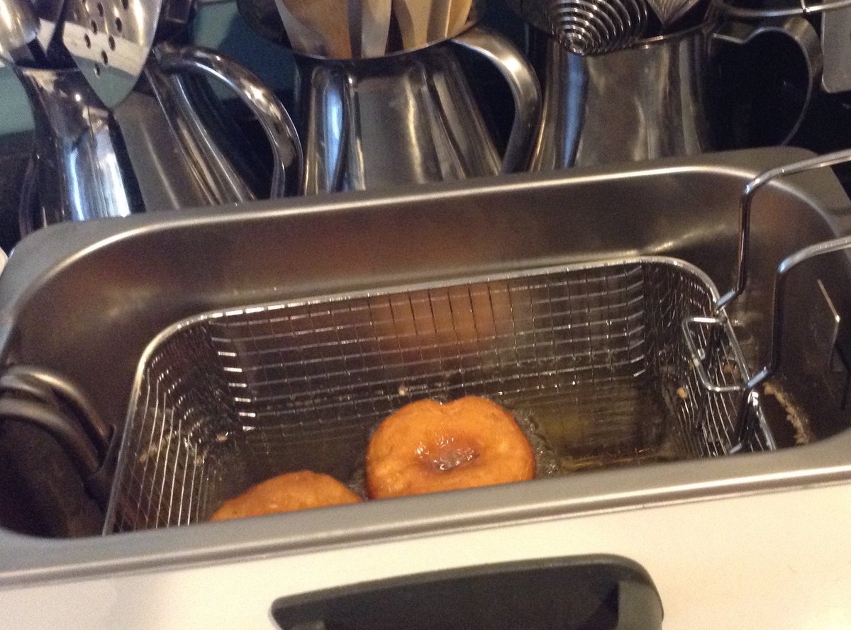 KikiSea123's tweet photo. hot doughnuts #KikiKitchen #KickOff #GirlsNightOut https://t.co/mweSUS3BcF