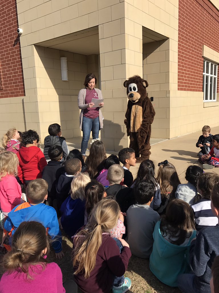 MrsColeRES's tweet photo. Kindergarten got a visit from Big Smelly Bear this morning! #literacy #stemextension #RESUnique #backscratcher @RoanokeRangers https://t.co/HH6UhT70SE
