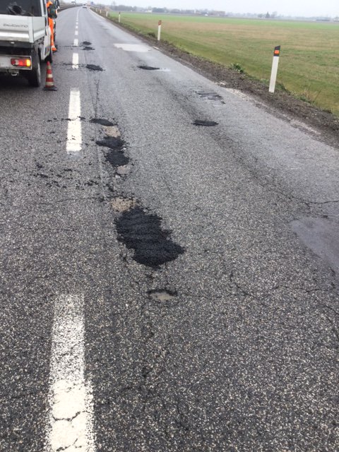 clientiANAS's tweet photo. #Anas interviene per riparare il #mantostradale dalle #buche in #Emilia #Romagna su #SS3bis #Tiberina. Qui siamo nel tratto dal Km 207 al 250 #Ravenna. https://t.co/OO4Ilwom8c