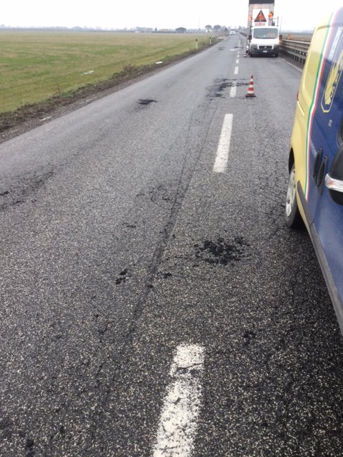 clientiANAS's tweet photo. #Anas interviene per riparare il #mantostradale dalle #buche in #Emilia #Romagna su #SS3bis #Tiberina. Qui siamo nel tratto dal Km 207 al 250 #Ravenna. https://t.co/OO4Ilwom8c