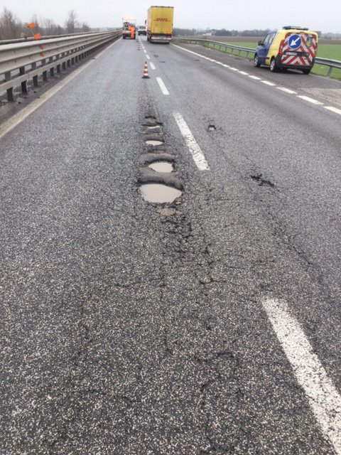 clientiANAS's tweet photo. #Anas interviene per riparare il #mantostradale dalle #buche in #Emilia #Romagna su #SS3bis #Tiberina. Qui siamo nel tratto dal Km 207 al 250 #Ravenna. https://t.co/OO4Ilwom8c