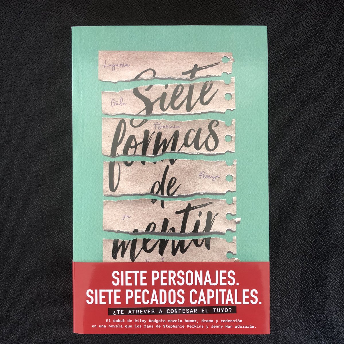 Urano_Chile's tweet photo. “Cada cual entiende la vida a su manera. Pero todos poseen una cosa en común: algo que esconder”. Siete formas de mentir 🤐 de #RileyRedgate es una de las novedades de marzo de nuestro sello @Puck_ed 👾. ¡Muy pronto estará en librerías! 📚 https://t.co/rJ1wVfFoqB
