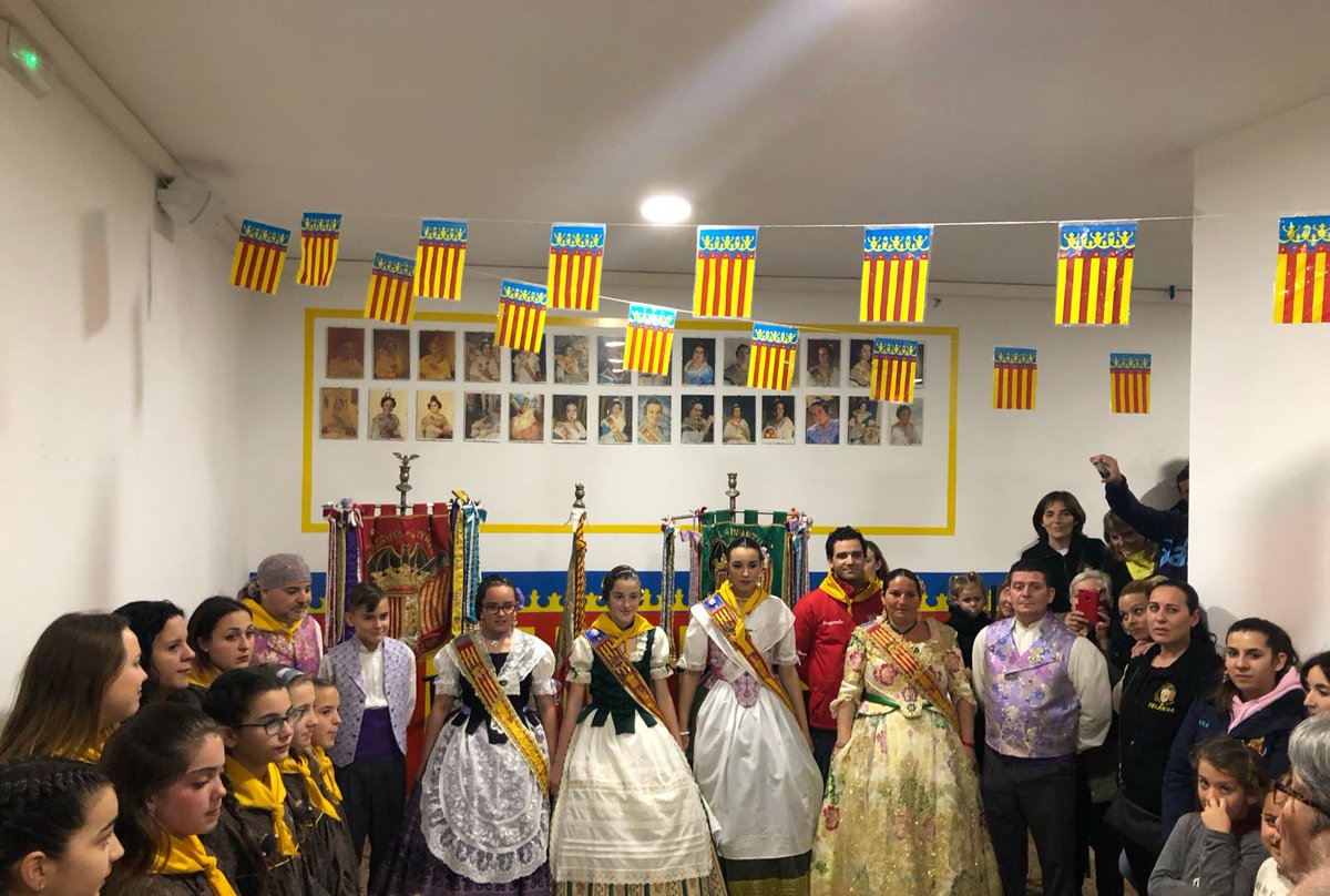 AytoPaterna's tweet photo. Ja estem en #FallaGrupsMerced de #Paterna acompanyats de Diego i Álvaro (presidents) I Teresa i Miriam (falleres majors). Queda molta nit per gaudir la #NitAlbaesPaterna @JLF_Paterna @SagredoMarco #Falles2018 #Paterna #Sompatrimoni https://t.co/c8ElhaZ5yW