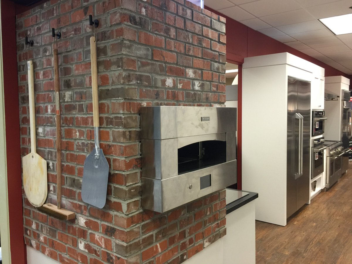 Baronsappliance's tweet photo. Jared from our #salem location testing out the new #gemonogram #pizza oven. @kengauthier3 https://t.co/28wL35Tq15