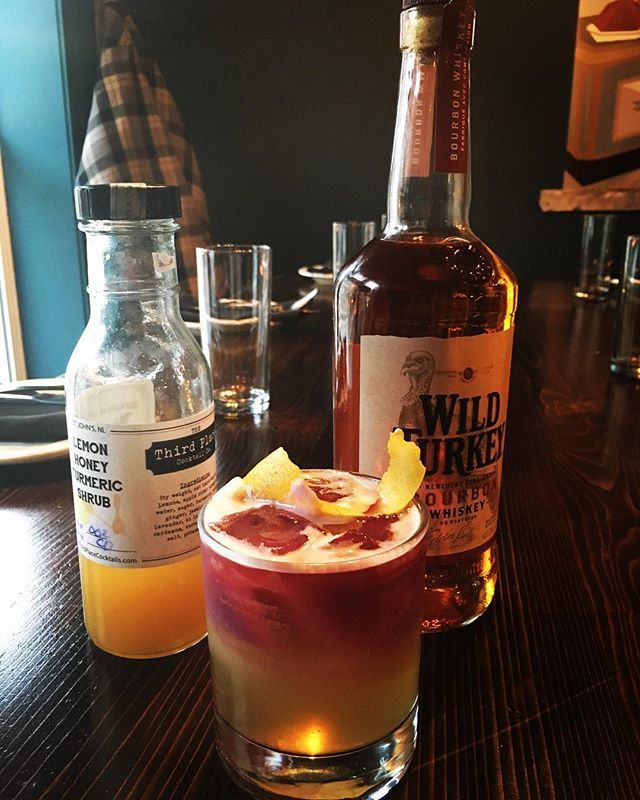 ChinchedBistro's tweet photo. Cocktail special tonight - @thethirdplacecocktails Lemon Honey Turmeric Shrub, Wild Turkey Bourbon, Red Wine Sour. Check it out on Bates Hill! #cocktail #bourbon #whiskeysour #localproduct #cocktailpic #cocktailporn #chinched #throwsaltonit #bateshill https://t.co/ihJ4HNgucX https://t.co/5NpHcpuqxU