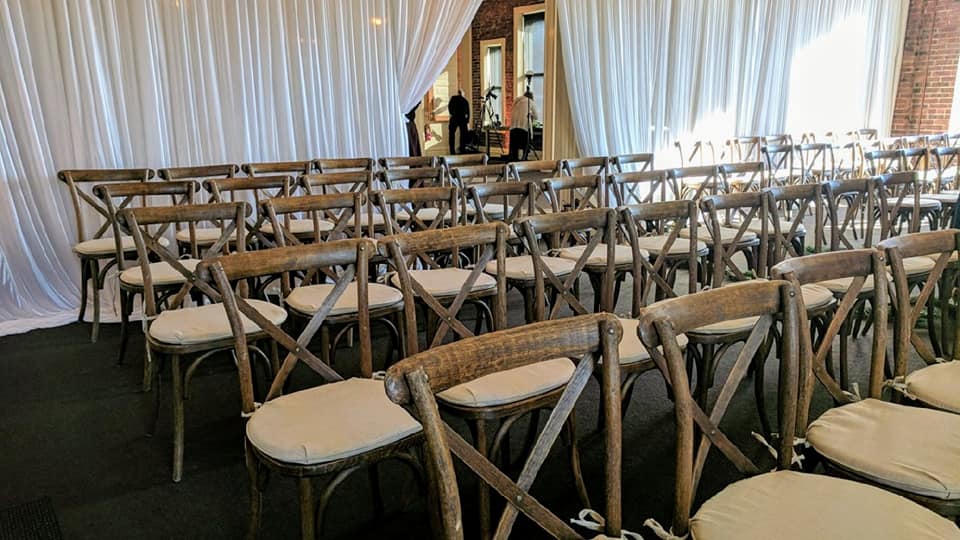PPPalaceRentals's tweet photo. Check out our Mini coordinating package for this wedding ceremony & reception on 12.16.2017 @ Epiphany Farms with Fancy Florals by Nancy & Twenty Twenty Entertainment!!! #palaceevents #palaceeventswedding #xbackchairs #harvesttables #indooruplighting #whitesilkdrape #TEAM #2017 https://t.co/bTmo31UYMR