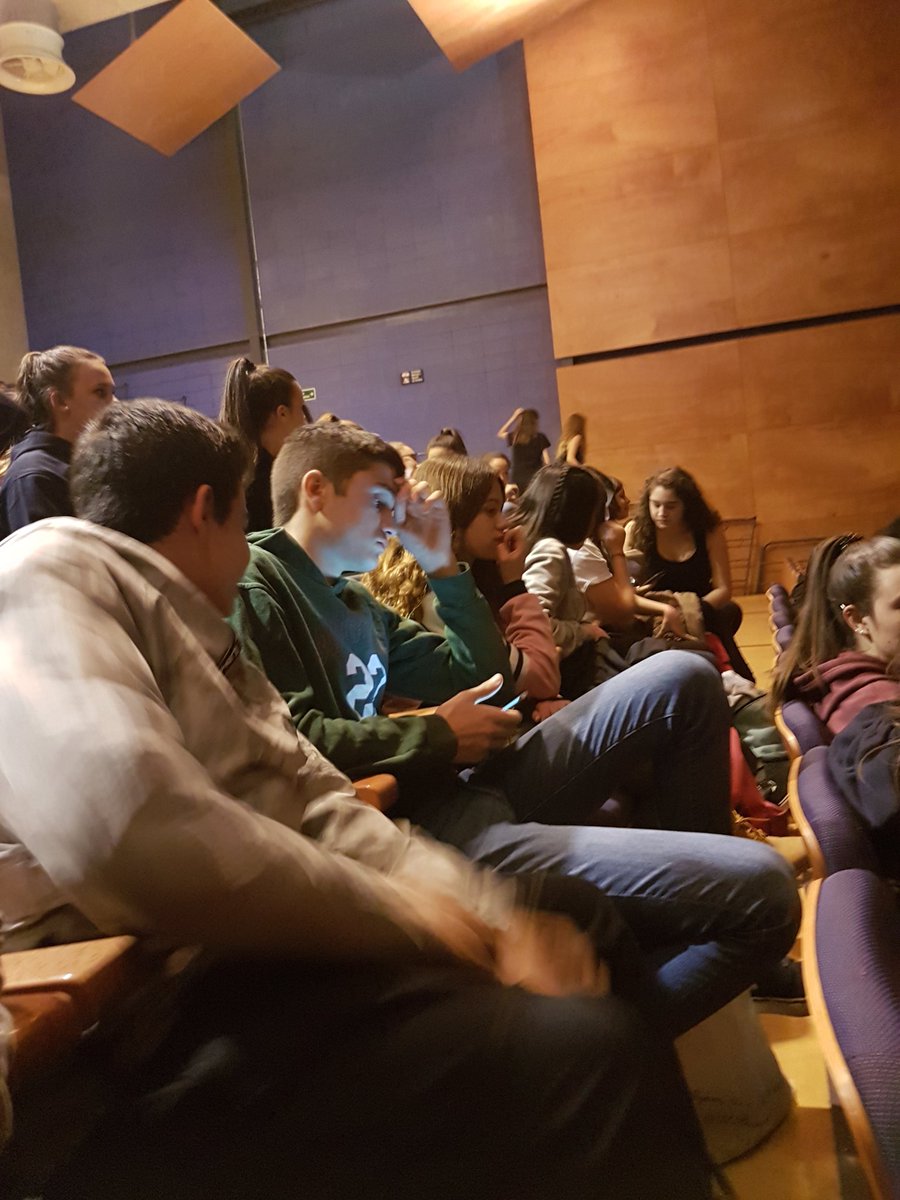 FerreresMaria's tweet photo. Ja som aquí @teatrecardedeu @INS_Pla_Marcell #escenariobert #escena10, els nois molt nerviosos https://t.co/OxIs3sYG3l