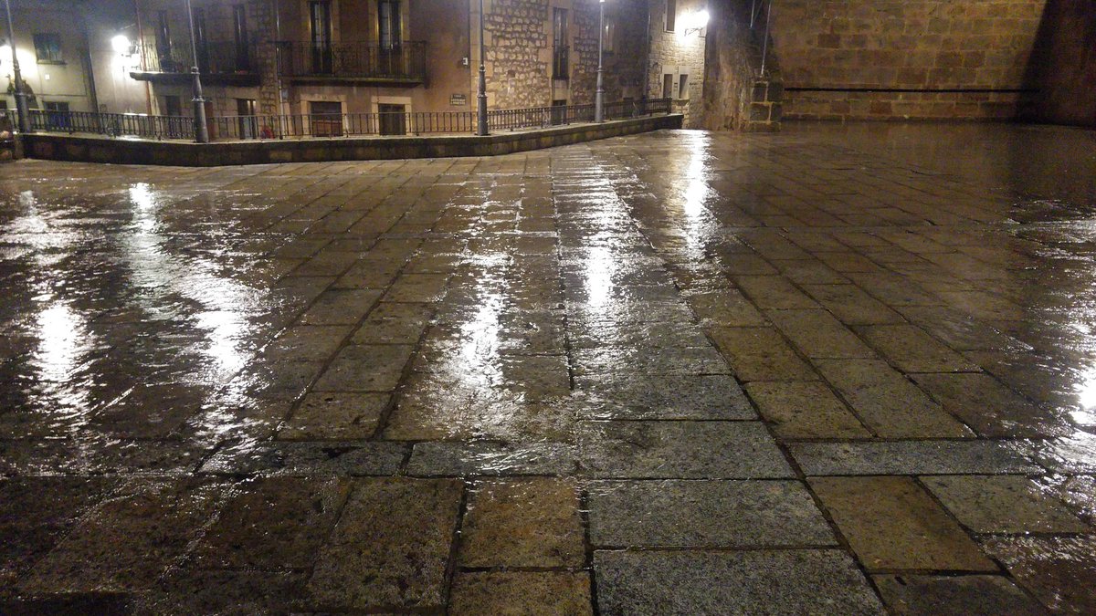 meteoduruelo's tweet image. 11,4 grados de máxima y ahora 7,4 con lluvia moderada/fuerte. Más de 12 mm y lluvia a todas las cotas.
Santa Inés, esta tarde, con mucha nieve. Revinuesa ya creciendo esta tarde.
Y esos ventisqueros de la cumbre de Urbión aún siguen intactos.
Mañana, crecerán bastante los ríos.