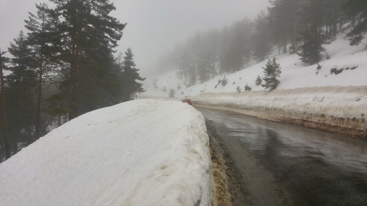 meteoduruelo's tweet image. 11,4 grados de máxima y ahora 7,4 con lluvia moderada/fuerte. Más de 12 mm y lluvia a todas las cotas.
Santa Inés, esta tarde, con mucha nieve. Revinuesa ya creciendo esta tarde.
Y esos ventisqueros de la cumbre de Urbión aún siguen intactos.
Mañana, crecerán bastante los ríos.