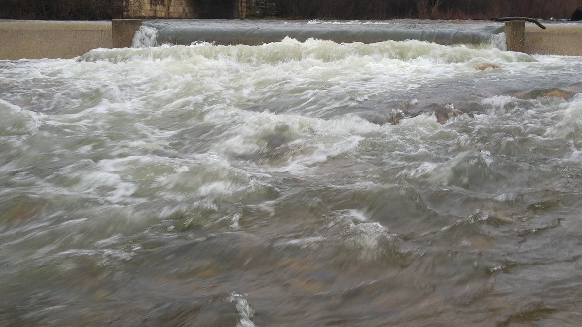 meteoduruelo's tweet image. 11,4 grados de máxima y ahora 7,4 con lluvia moderada/fuerte. Más de 12 mm y lluvia a todas las cotas.
Santa Inés, esta tarde, con mucha nieve. Revinuesa ya creciendo esta tarde.
Y esos ventisqueros de la cumbre de Urbión aún siguen intactos.
Mañana, crecerán bastante los ríos.