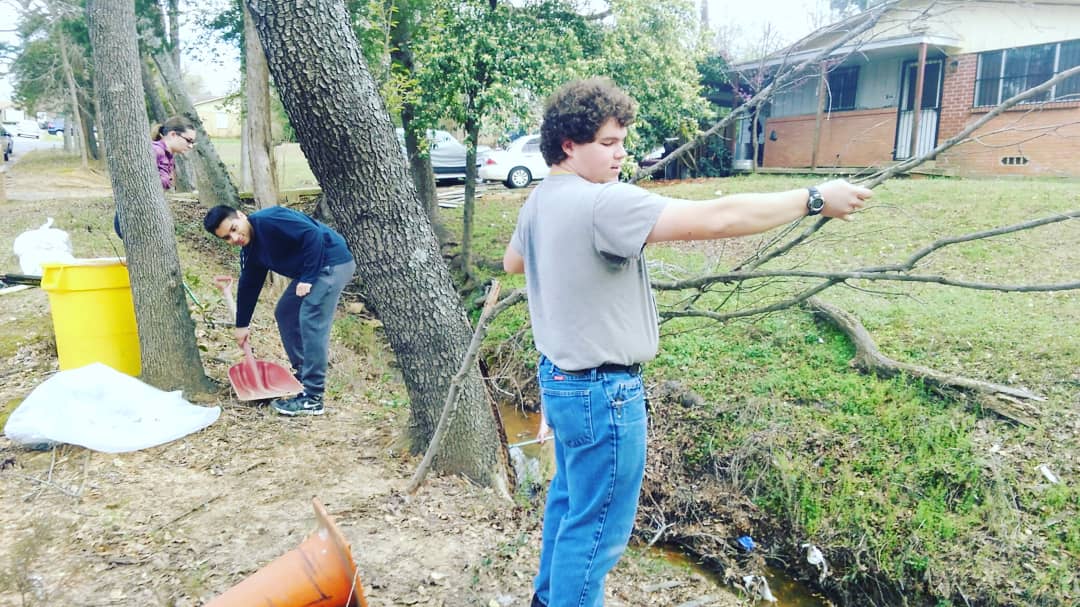 TylerJrCollege's tweet photo. The TJC Green Committee students commit to helping neighbors keep nearby street and yards clean. #KeepTylerBeautiful #GreenCommittee #TJC #Students https://t.co/cb5mS4uj2q