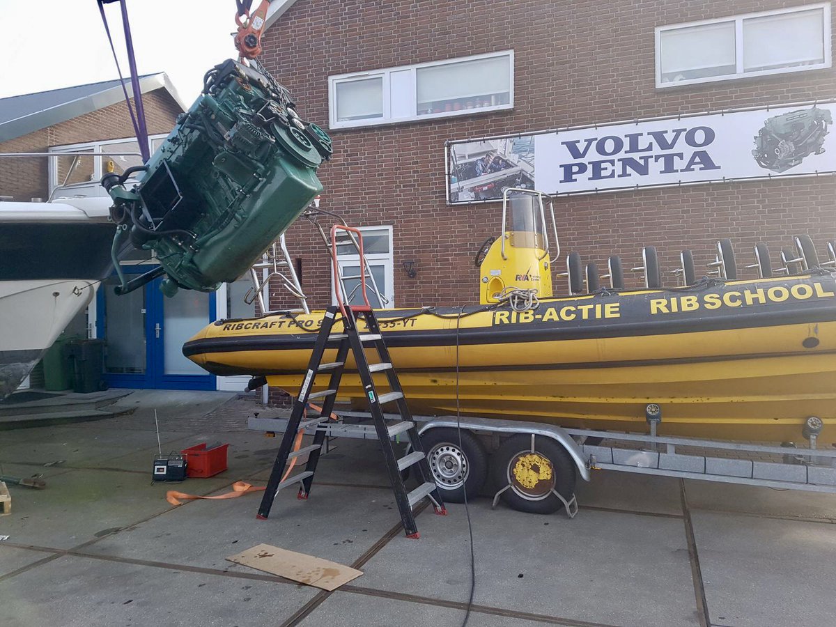 RIB_SCHOOL's tweet photo. De oude #volvopenta motor maakt plaats voor de nieuwe #D6-370PK. Je zou bijna zeggen ......past niet! Meer Power voor de #ribboot van Rib Actie #Scheveningen https://t.co/Edc5m4wKYW