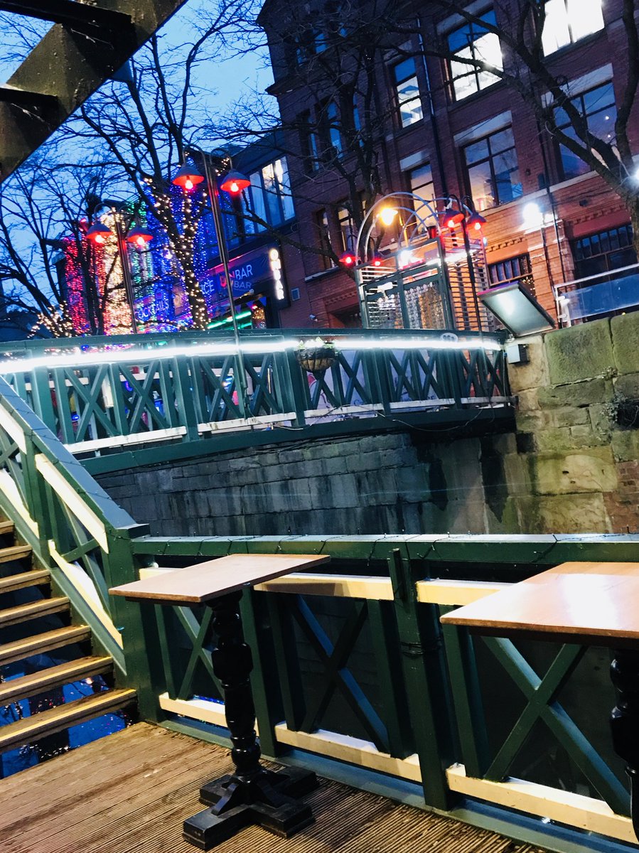 Head on over the bridge for a free welcome cocktail, complimentary food and amazing live entertainment #theresnoplacelikerubys #canalst #manchester #fridaynight