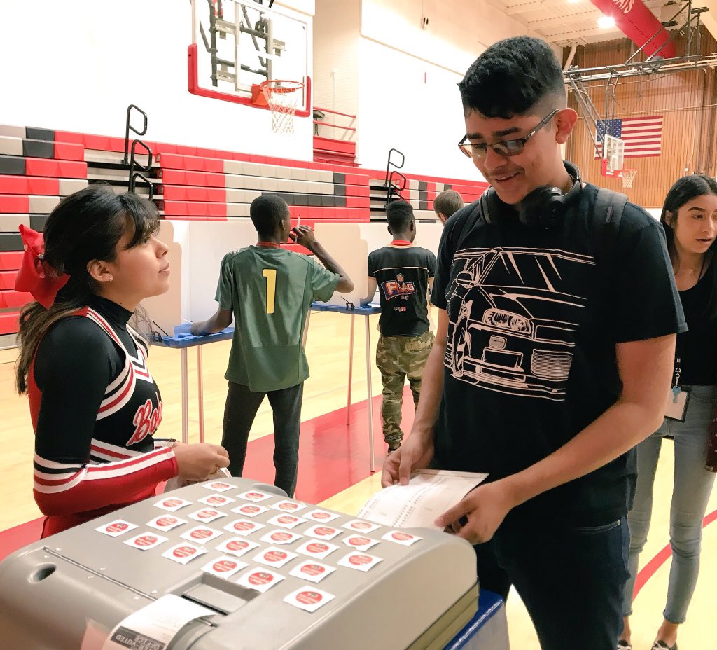 RecordersOffice's tweet photo. This is the 2nd year we partnered with the @PBProject to run participatory budgeting elections for students. The CRT team conducted 10 school elections with real voting equipment. Civic engagement is a priority for my office —every step of the way.
#IPDConf2018 #votelocalaz https://t.co/O0hOWadD5E