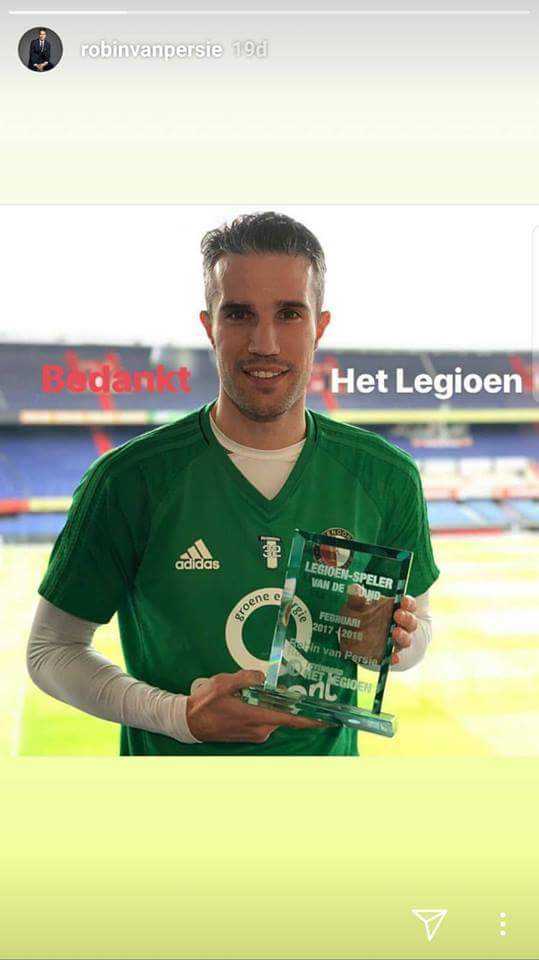 Hahahah feyenoordta ayın futbolcusu seçilmiş😂😂zengin kocasından geçinip şoförüyle aşk yaşayanlara benziyor👍😂