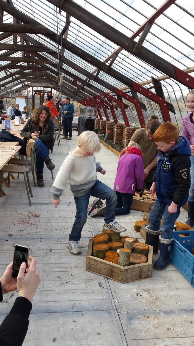 Vandaag hielp Lodewijk Hoeksta ook mee met de #Bijenwerkdag op <a href="/Roggebotstaete/">Roggebotstaete</a>. Prachtige plek waar  bijenstuweel geplant is voor #nederlandzoemt en nestgelegenheid voor wilde bijen is gemaakt. #NLDoet