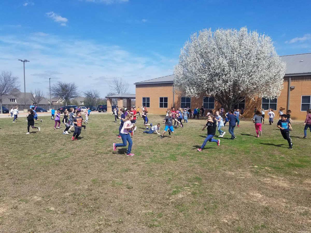 BaileyJansen5's tweet photo. Students learned first hand how a food chain worked by playing a little game of "tag" called Predator vs. Prey! @andrea_buckner @natalie_shisler @BaileyJansen5 @ashleighduffy16 @wle_saylor3 https://t.co/FoydZMkwBP