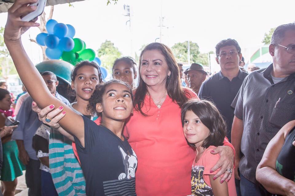 SuelyCamposRR's tweet photo. Como é bom ver o sorriso no rosto das pessoas atendidas pela #CaravanaDoPovo. É a transformação que estamos fazendo, com o governo mais próximo dos cidadãos, levando saúde, ação social e muito amor. Retomamos o programa hoje, com 2.481 atendimentos, no bairro Silvio Leite. https://t.co/kkLcoclWRd