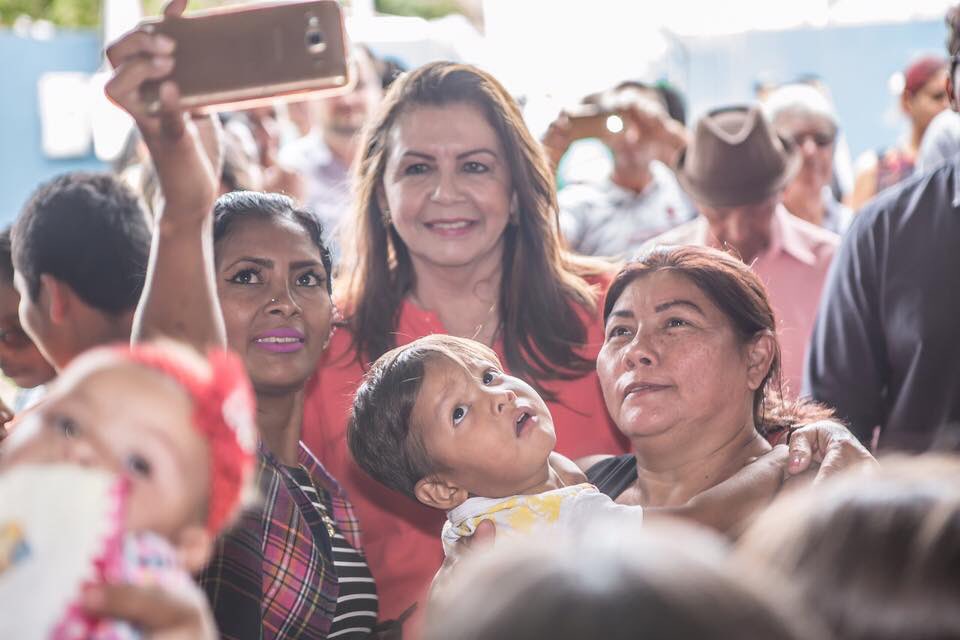 SuelyCamposRR's tweet photo. Como é bom ver o sorriso no rosto das pessoas atendidas pela #CaravanaDoPovo. É a transformação que estamos fazendo, com o governo mais próximo dos cidadãos, levando saúde, ação social e muito amor. Retomamos o programa hoje, com 2.481 atendimentos, no bairro Silvio Leite. https://t.co/kkLcoclWRd
