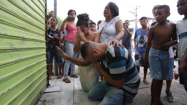 jornalextra's tweet image. Casal se ajoelha diante de quiosque para evitar derrubada na Vila Kennedy. "É o meu único ganha-pão. Tudo que eu quero é ter uma vida digna", desabafou Leonardo, dono do quiosque.  glo.bo/2DevFp4