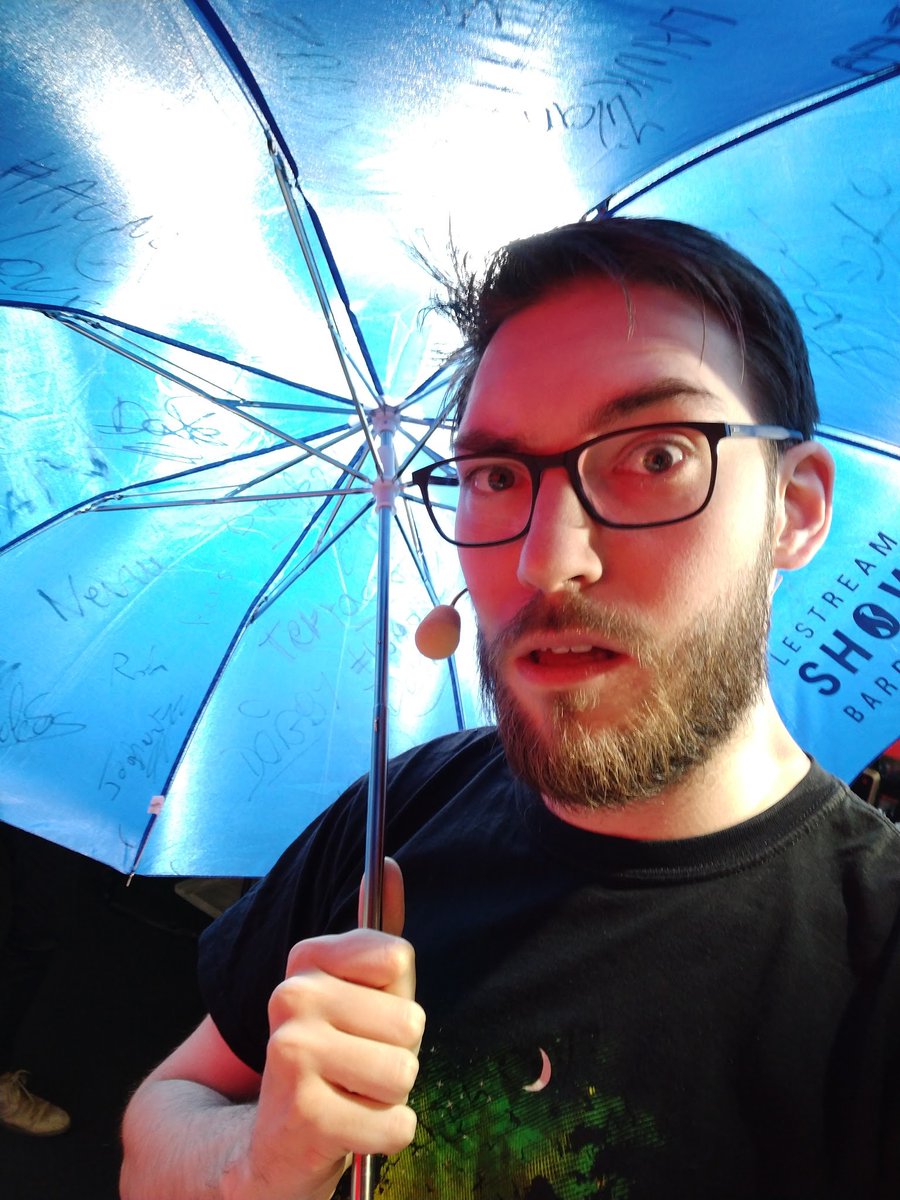 BarriereEsport's tweet photo. RT + FOLLOW pour tenter de gagner LE parapluie dédicacé lors du #LeStreamShowBarriere !

(Tirage au sort le 14/03) https://t.co/QCW19TcrP4