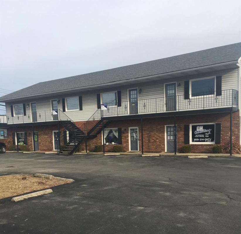 ShowPlaceRealty's tweet photo. We are looking for a buyer on 439 Lexington Road #Versailles #KY  #realestate https://t.co/6g3qhf8Ix2 https://t.co/xNzg8jEO9t