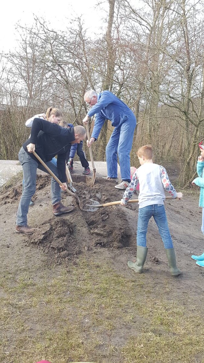 Wethouder Dijkstra van @Waadhoeke helpt <a href="/OBSdeCingel/">OBS de Cingel</a> een handje bij <a href="/NLDOET/">NLdoet</a>. Wat hebben we een werk verricht! Kinderen, ouders en vrijwilligers in touw.