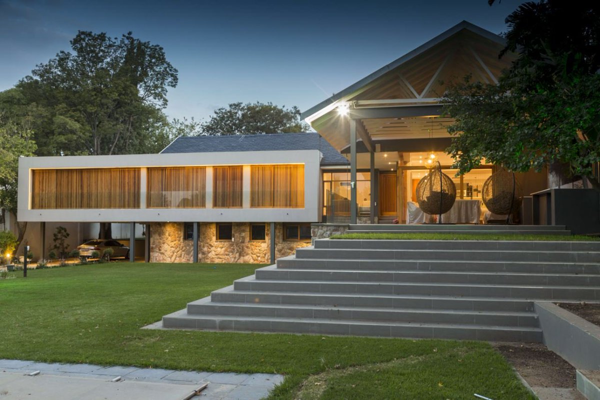 WalrasGroup's tweet photo. Walras recently completed this magnificent house in #illovo #johannesburg with Korina Holley architects. The design masterfully blends listed joburg heritage with modern classic. #walras #construction #residential #architecture https://t.co/3wqb9lzjrv